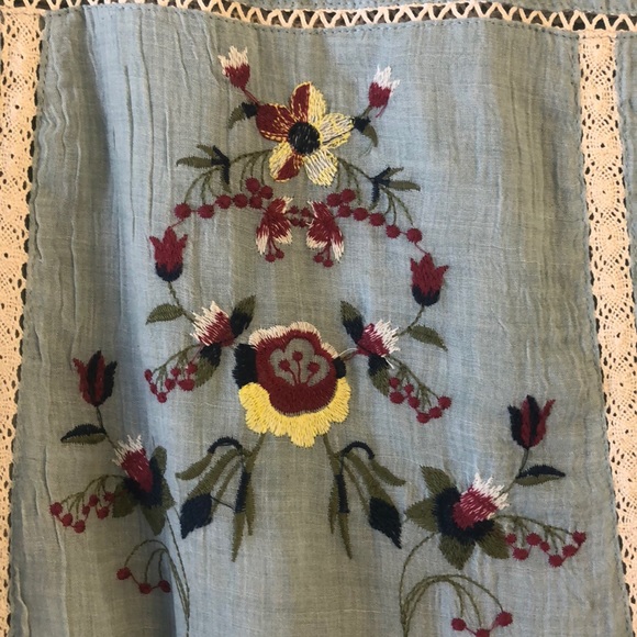 Beautiful Embroidery Dress - Picture 2 of 6